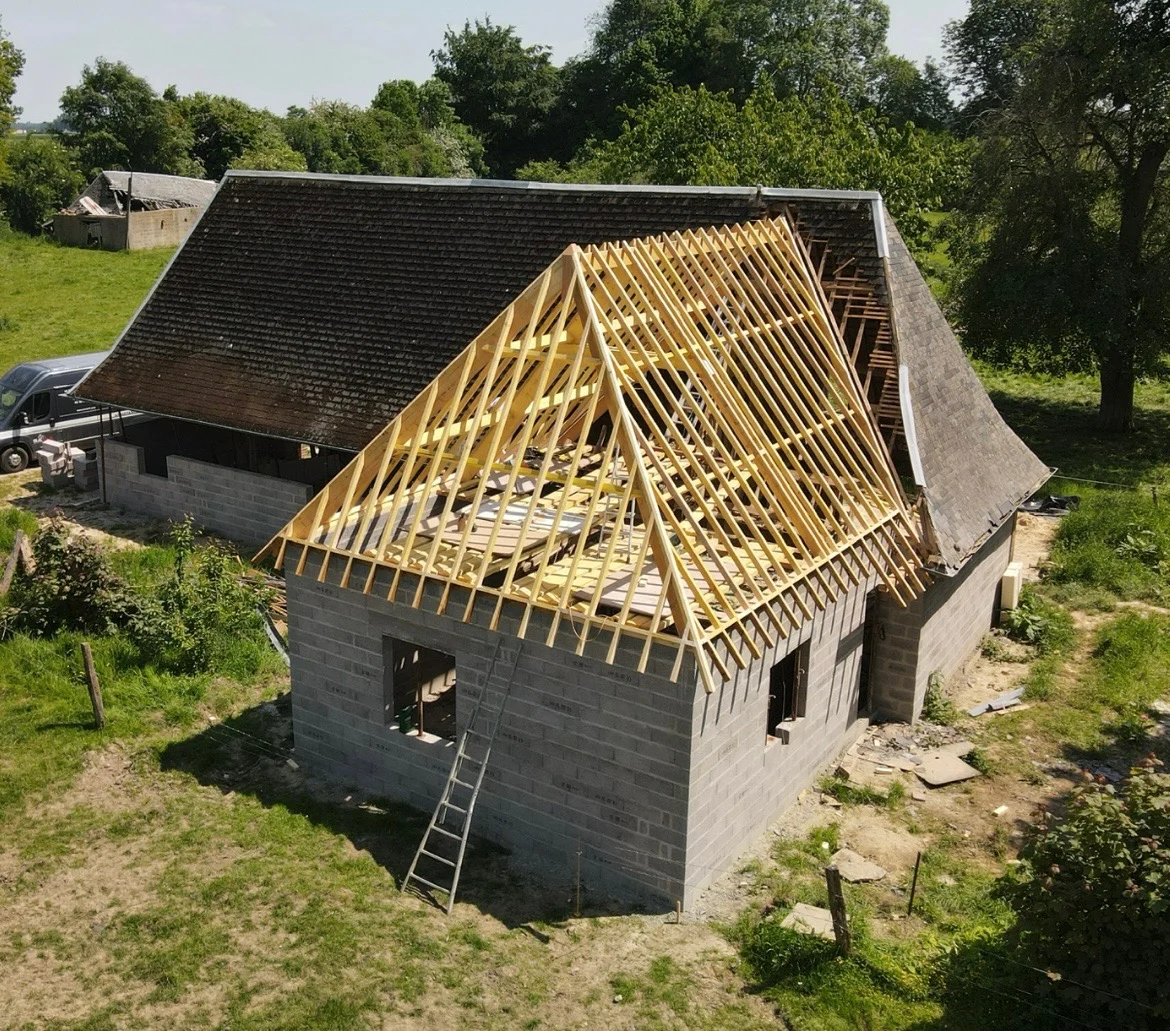 Assemblage charpente traditionnelle chêne, atelier Le Planquay